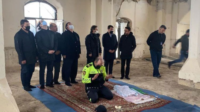 Ağdamda Cümə məscidində namaz qılan yol polisi.