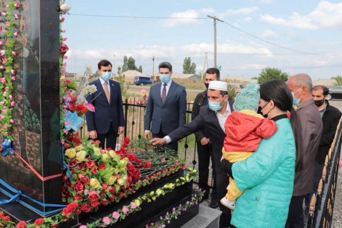 ​Azərbaycanın ərazi bütövlüyü uğrunda canlarından keçən şəhidlərimizə Allahdan rəhmət, yaralılara şəfa dilənib və şəhidlərimizin qanının yerdə qalmadığı bildirilib.