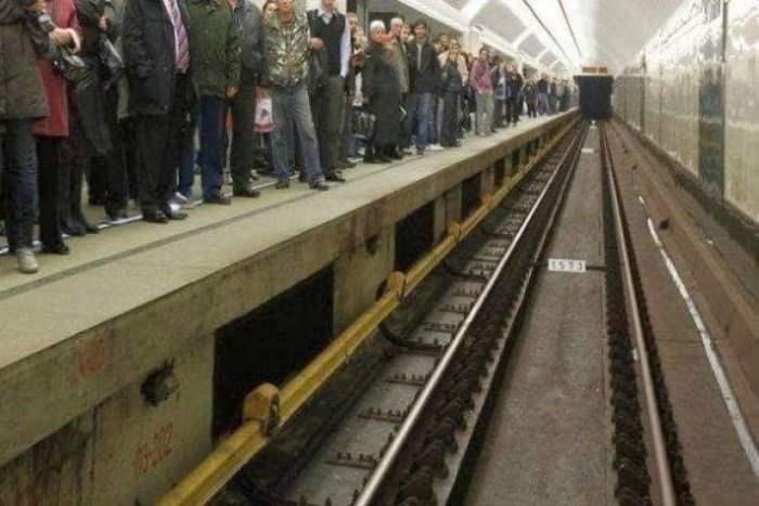 Əgər metro yoluna yıxılmısınızsa, həmin yerdən platformaya qalxmağa qəti cəhd göstərməyin!