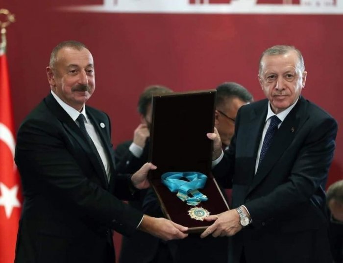 Prezident, Ali Baş Komandan İlham Əliyevə Türk dünyasının birliyinin gücləndirilməsi yolunda müstəsna xidmətlərinə və Qarabağın işğaldan azad olunmasına görə, "Türk Dünyasının Ali Ordeni" təqdim edilib.