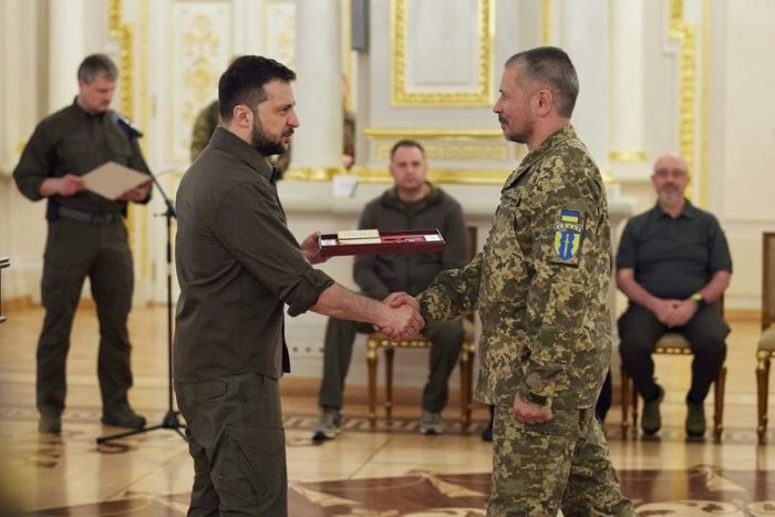 Zelenski Ukrayna Silahlı Qüvvələrinin iki azərbaycanlı hərbçisi Rafiq Əliyevi və Məcid Əbdülqafarovu “İgidliyə görə” medalı ilə təltif edib.