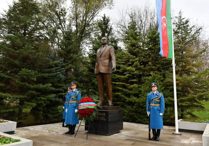 Prezident İlham Əliyev Belqraddakı Taşmaydan parkında Ümummilli Lider Heydər Əliyevin və Milorad Paviçin abidələrini ziyarət edib.