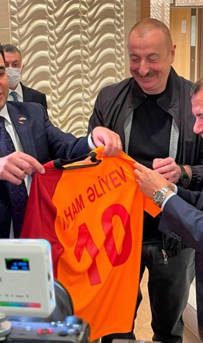 “Qalatasaray”ın Prezident İlham Əliyeva hədiyyəsi.