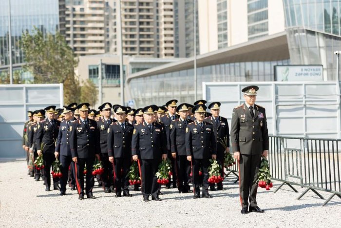 Vətən övladlarının xatirəsini ehtiramla yad ediblər, xatirə daşının önünə gül dəstələri qoyublar.