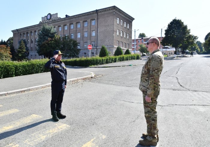 Xankəndi şəhərinin komendantı, polis general-mayoru Sərdar Səfərov Prezident, Müzəffər Ali Baş Komandan İlham Əliyevə raport verir.