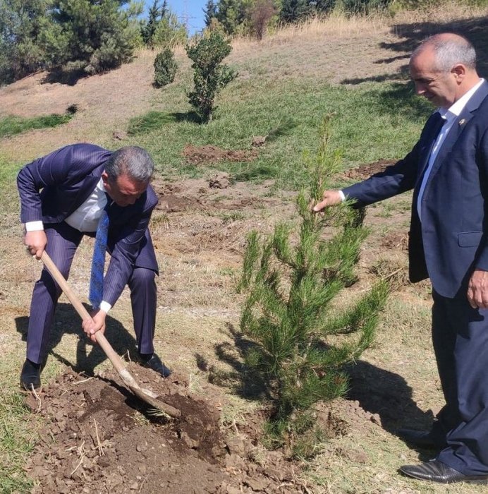 Gənclər və İdman Nazirliyinin təşəbbüsü ilə keçirilən “Əbədi qəhrəmanlar” adlı aksiyaya mən də qoşuluram.