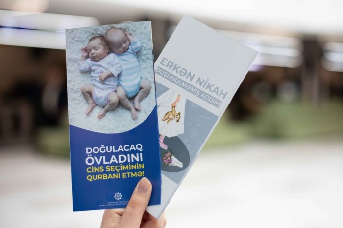 Doğulacaq uşağın cinsinin seçilməsinin və erkən evliliyin yolverilməzliyi barədə maarifləndirici buklet hazırlanaraq DOST könüllüləri tərəfindən vətəndaşlara paylanılıb .