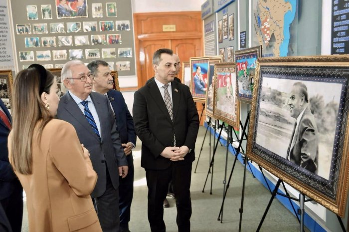 “Odlar Yurdu”universitetində “Heydər Əliyev-Unudulmaz Lider” adlı foto xalça sərgisi təşkil olunmuşdur.