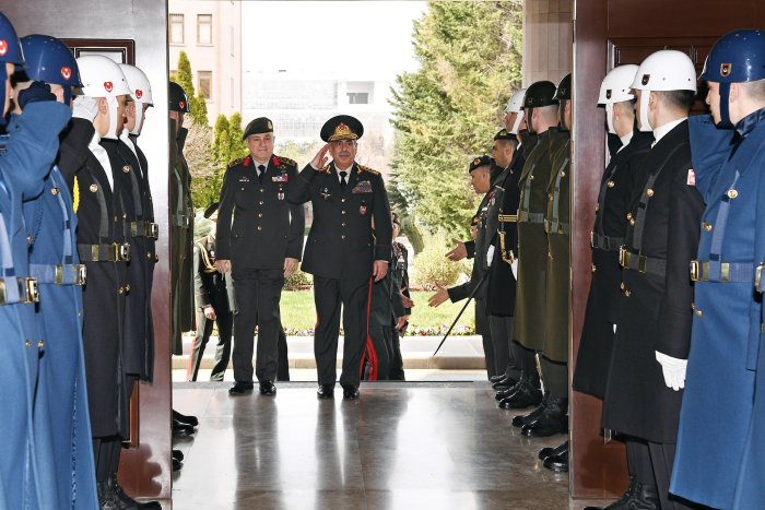 Azərbaycan Respublikasının müdafiə naziri general-polkovnik Zakir Həsənovun rəhbərlik etdiyi nümayəndə heyəti Türkiyə Respublikasının Silahlı Qüvvələrin Baş Qərargah rəisi ordu generalı Metin Gürak ilə görüşüb.