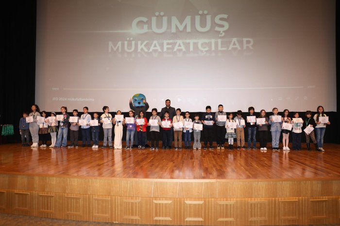 Şamaxı şəhər M.Hadi adına 9 nömrəli tam orta məktəbin şagirdi Abdullah Gülcan Junior English Olimpiadasında yüksək nəticə göstərərək gümüş medala layiq görülmüşdür.