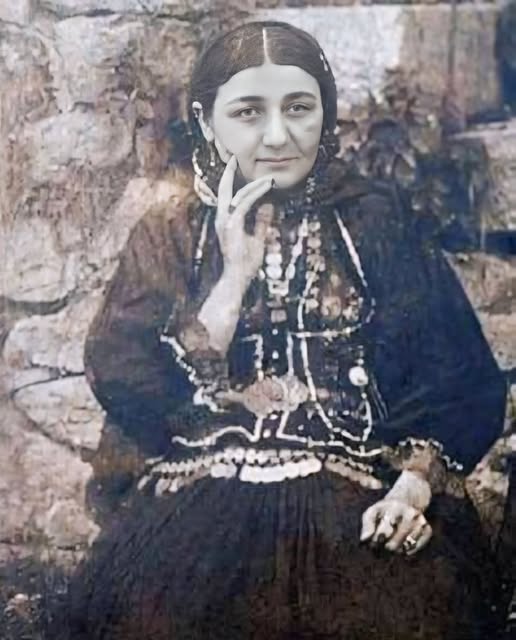 Xanbikə xanım 1856 - cı ildə Qarabağın baş tacı olan Şuşa şəhərində doğulmuşdur.