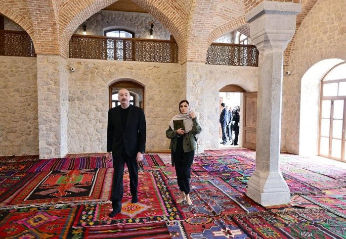Prezident İlham Əliyev və birinci xanım Mehriban Əliyeva Şuşada tarixi Çöl Qala məscidinin və bulağının bərpadan sonra açılışında iştirak ediblər. Prezident İlham Əliyev və birinci xanım Mehriban Əliyeva Şuşada tarixi Çöl Qala məscidinin və bulağının bərpadan sonra açılışında iştirak ediblər.