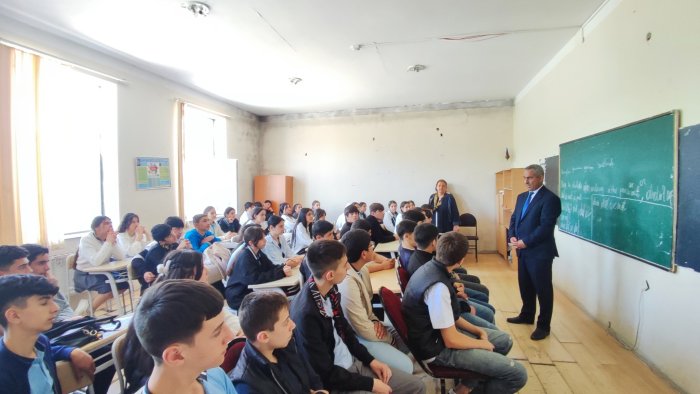 Bu gün məktəbin direktoru Nəsimi İsmayılov 20.04.2025- ci il tarixində imtahan verəcək lX sinif şagirdləri ilə görüşdü. Bu gün məktəbin direktoru Nəsimi İsmayılov 20.04.2025- ci il tarixində imtahan verəcək lX sinif şagirdləri ilə görüşdü.