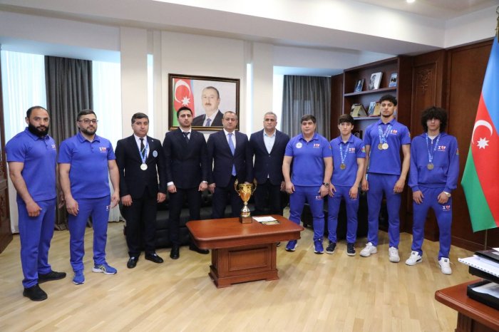 Latviyada Azərbaycan bayrağını ucaldan kikboksçularımız Adil Əliyevlə görüşüblər