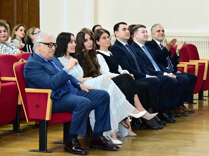 Leyla Əliyeva Bakı Musiqi Akademiyasında tələbə və gənclərin konsertində iştirak edib. Leyla Əliyeva Bakı Musiqi Akademiyasında tələbə və gənclərin konsertində iştirak edib.