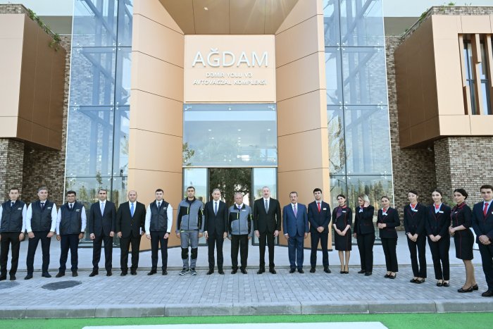 Prezident İlham Əliyev Ağdam Dəmir Yolu və Avtovağzal Kompleksinin açılışında iştirak edib. Prezident İlham Əliyev Ağdam Dəmir Yolu və Avtovağzal Kompleksinin açılışında iştirak edib.