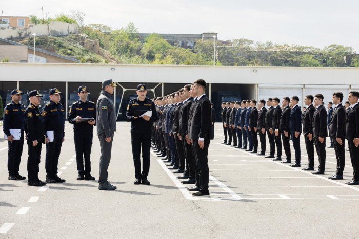 Daxili işlər naziri general-polkovnik Vilayət Eyvazov polis orqanlarında xidmətə qəbulla bağlı növbəti sıra baxışı keçirib. Daxili işlər naziri general-polkovnik Vilayət Eyvazov polis orqanlarında xidmətə qəbulla bağlı növbəti sıra baxışı keçirib.