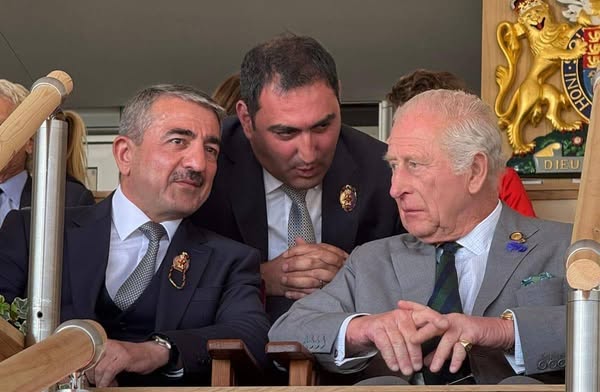 Şou çərçivəsində “Land of Fire – Azerbaijan” polo komandası Böyük Britaniyanın “Guards” polo komandası üzərində 12:10 hesabı ilə qalib gəlib. Şou çərçivəsində “Land of Fire – Azerbaijan” polo komandası Böyük Britaniyanın “Guards” polo komandası üzərində 12:10 hesabı ilə qalib gəlib.