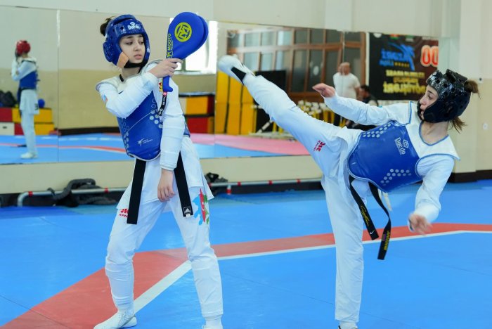 Taekvondo üzrə gənclərdən ibarət yığma komandamızın üzvləri milli komandanın baş məşqçisi Rəşad Məmmədov, məşqçilər Ayxan Tağızadə və Fəridə Əzizovanın rəhbərliyi altında növbəti təlim-məşqlərə cəlb olunublar. Taekvondo üzrə gənclərdən ibarət yığma komandamızın üzvləri milli komandanın baş məşqçisi Rəşad Məmmədov, məşqçilər Ayxan Tağızadə və Fəridə Əzizovanın rəhbərliyi altında növbəti təlim-məşqlərə cəlb olunublar.