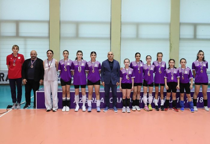 14 yaşadək (U-14) voleybolçu qız və oğlanların Azərbaycan birinciliyinə yekun vurulub. 14 yaşadək (U-14) voleybolçu qız və oğlanların Azərbaycan birinciliyinə yekun vurulub.