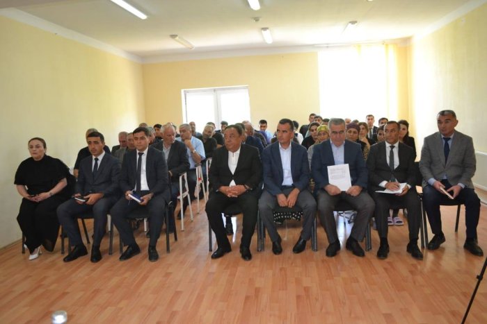 Qobustan Rayon İcra Hakimiyyətinin Başçısının Cəmcəmli kəndində sakinlərlə növbəti səyyar görüşü keçirildi. Qobustan Rayon İcra Hakimiyyətinin Başçısının Cəmcəmli kəndində sakinlərlə növbəti səyyar görüşü keçirildi.