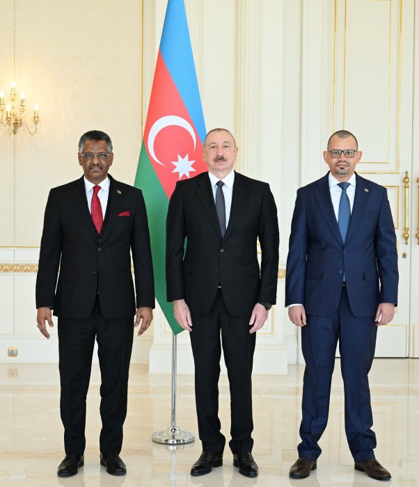 Prezident İlham Əliyev Sudanın ölkəmizdə yeni təyin olunmuş səfirinin etimadnaməsini qəbul edib. Prezident İlham Əliyev Sudanın ölkəmizdə yeni təyin olunmuş səfirinin etimadnaməsini qəbul edib.
