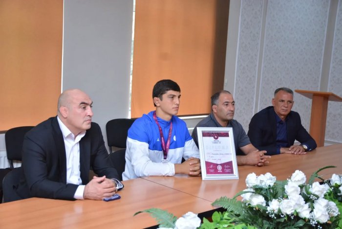 U-20 Avropa Çempionatında sərbəst güləş üzrə gümüş medal qazanmış Muradxan Ömərov və onun məşqçiləri Natiq Mahmudov və Rövşən Hacıyevlə Şamaxı Rayon İcra Hakimiyyətində görüş keçirilib. U-20 Avropa Çempionatında sərbəst güləş üzrə gümüş medal qazanmış Muradxan Ömərov və onun məşqçiləri Natiq Mahmudov və Rövşən Hacıyevlə Şamaxı Rayon İcra Hakimiyyətində görüş keçirilib.