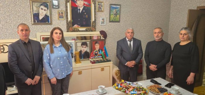 03.11.2025-ci il tarixdə bir qrup müəllimlə məktəbimizin məzunu Şəhid Sabir Heydərovun ailəsini ziyarət etdik.