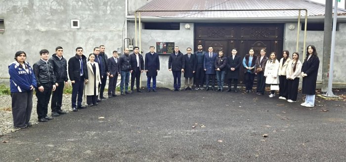 İsmayıllı rayonunda bir qrup gənclə şəhid baş leytenant Şıxıyev Vüqar Xalid oğlunun anım günündə ailəsini ziyarət edib.