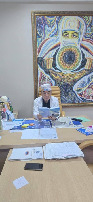 Etibar Həsənzadə 'Zəfərlərə Doğru' kitabını Paşa Qəlbinura hədiyyə etdi.