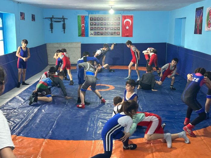 Qax rayonunun Almalı kəndində Güləş zalı istifadəyə verilib.