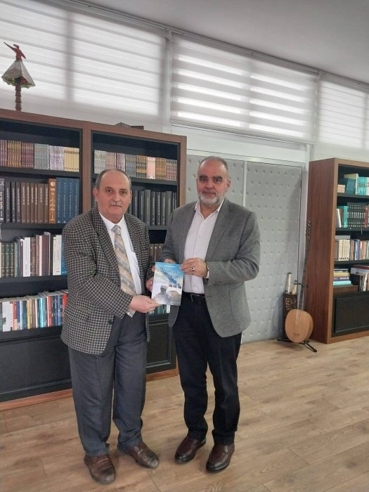 Ahmet Çalışır bəyə Azərbaycanlı Yazar Prezident təqaüdçüsü Etibar Həsənzadənin " Zəfərlərə Doğru' kitabı yazarın Türkiyədəki Könül Elçisi Mustafa Nazilli bəy tərəfindən hədiyyə edilmişdir.